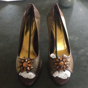 BCBGMAXAZRIA GOLD/BROWN CALF HAIR BURNOUT HEELS